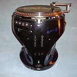 SCRATCHOPHONE - tragbarer Plattenspieler, Mixer und Woofer in einem Gerät