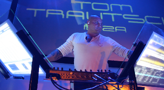 Tom Trautsch - Erster Artist der mit zwei riesigen Touch Displays auf der Bühne arbeitet