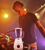 Update: DJ und Produzent Wilkinson vs. Küchenmixer, Staubsauger,...