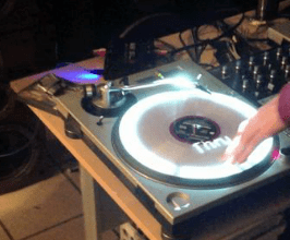 Video: Projektor Mappings auf TurntablesProjection mapping onto turntables