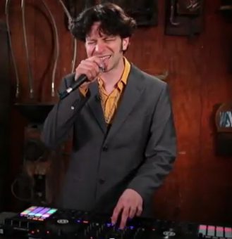 Video: Moldover präsentiert den NI Traktor Kontrol F1Video: Moldover presents the Traktor Kontrol F1