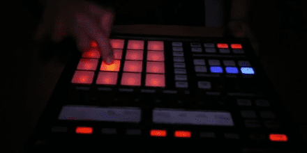 Video: DJ PRO-ZEIKO rockt eine Routine auf NI's Maschine