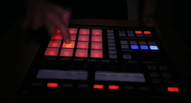 Video: DJ PRO-ZEIKO rockt eine Routine auf NI's Maschine