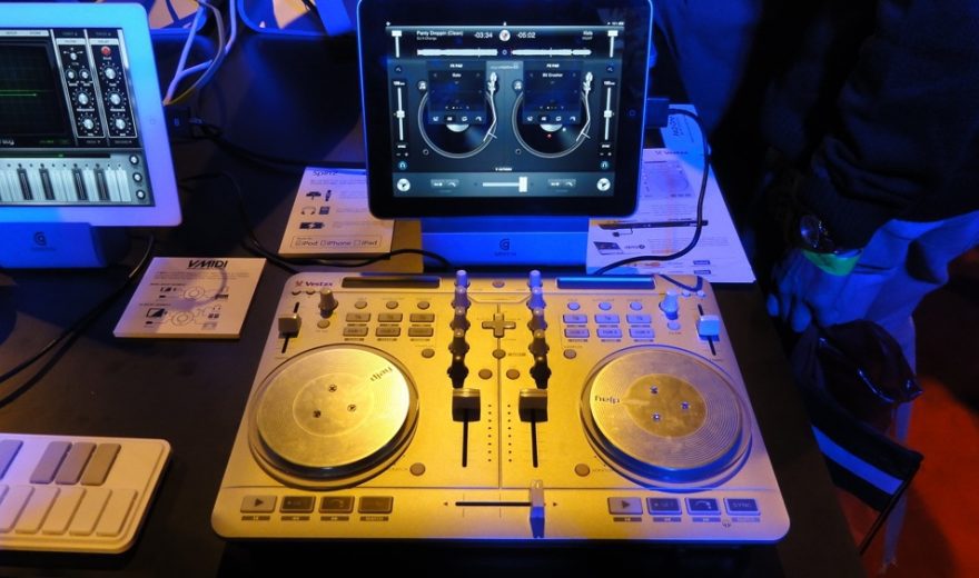 Vestax Spin2 - Controller für iPad, iPhone oder iPod Touch, BPM-Show 2012Vestax SPIN2 - Check the difference of the controller for iPad, iPhone oder iPod Touch, BPM-Show 2012