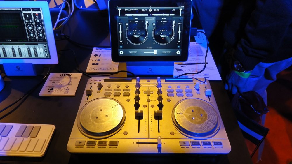 Vestax Spin2 - Controller für iPad, iPhone oder iPod Touch, BPM-Show 2012Vestax SPIN2 - Check the difference of the controller for iPad, iPhone oder iPod Touch, BPM-Show 2012