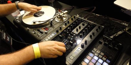 NI Traktor Kontrol Z2 - Erste Eindrücke vom NI Battlemixer, BPM-Show 2012NI Traktor Kontrol Z2 - First impressions of the NI Battlemixer, BPM-Show 2012