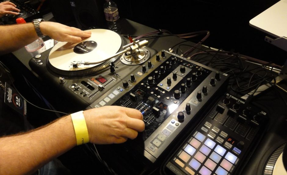 NI Traktor Kontrol Z2 - Erste Eindrücke vom NI Battlemixer, BPM-Show 2012NI Traktor Kontrol Z2 - First impressions of the NI Battlemixer, BPM-Show 2012