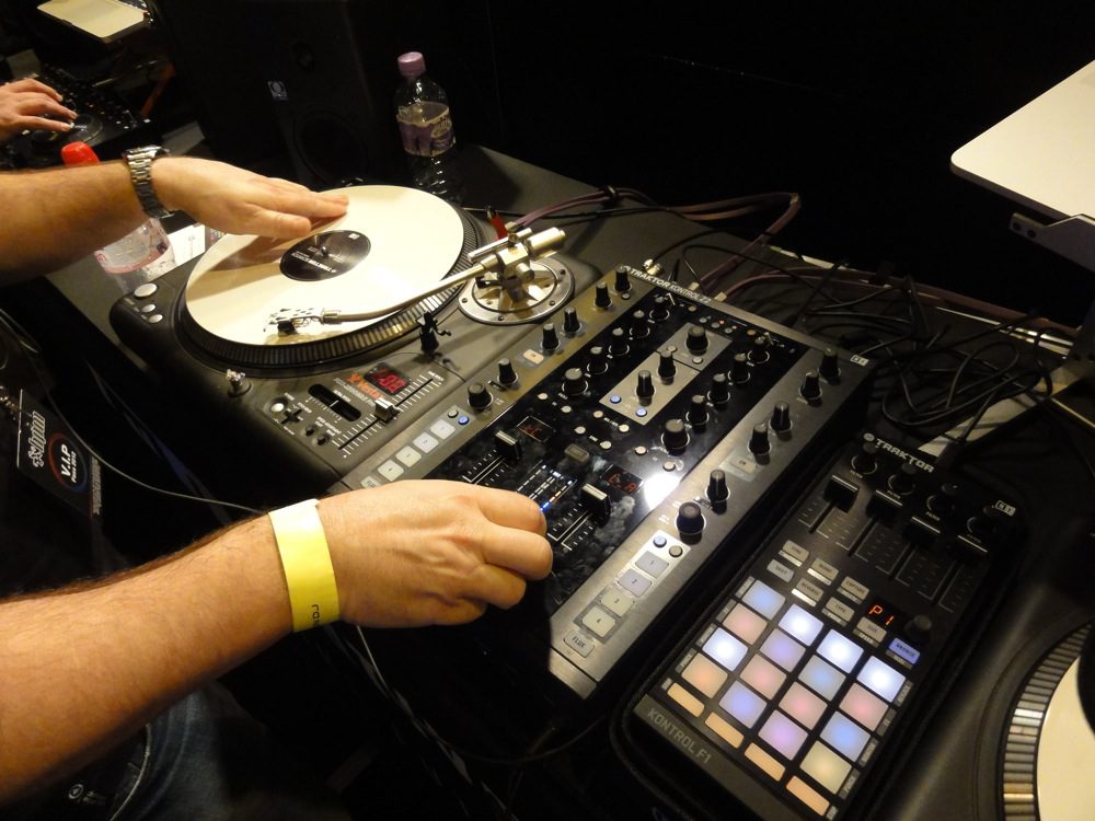 NI Traktor Kontrol Z2 - Erste Eindrücke vom NI Battlemixer, BPM-Show 2012NI Traktor Kontrol Z2 - First impressions of the NI Battlemixer, BPM-Show 2012