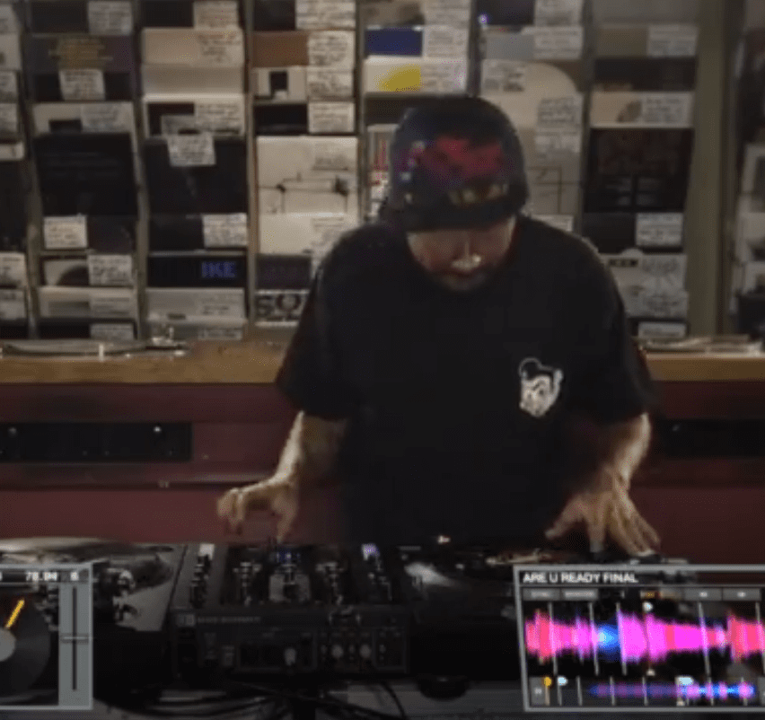 Video: DJ Craze Showcase mit Traktor Kontrol Z2 Video: Scratch legend DJ Craze on the Z2