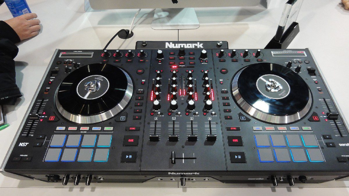 NAMM 2013: Numark NS7 MK2 - Der neue Pioneer DDJ-SX Killer?NAMM 2013: Numark NS7 MK2 – The new Pioneer DDJ-SX killer?