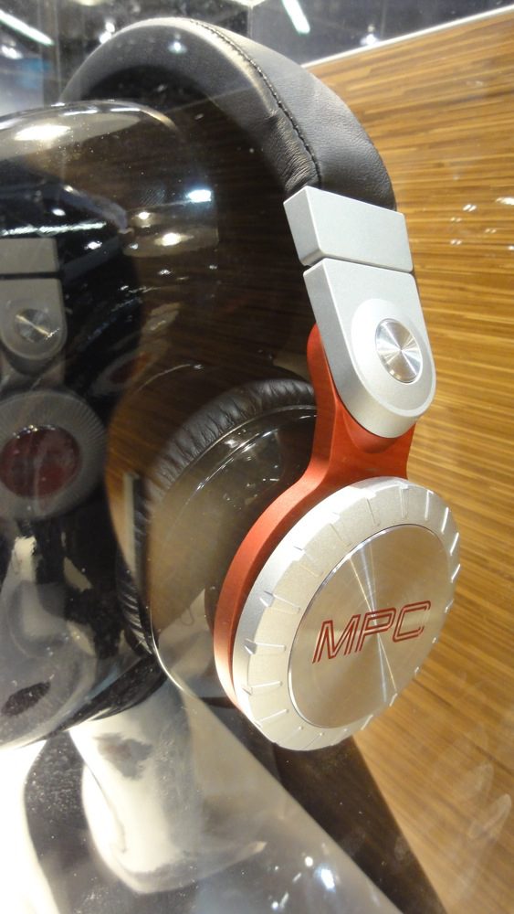 NAMM 2013: AKAI MPC Kopfhörer - MetallmonsterNAMM 2013: AKAI MPC Headphones