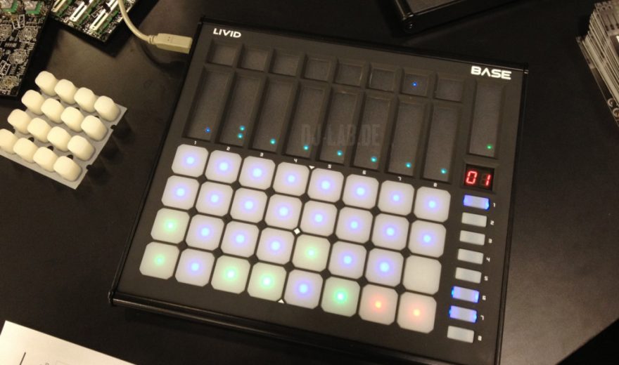 NAMM 2013: Livid Base - Eine Mischung aus Touchstrip und Pad-ControllerNAMM 2013: Livid Base – A combination of touchstrip &amp; pad controller