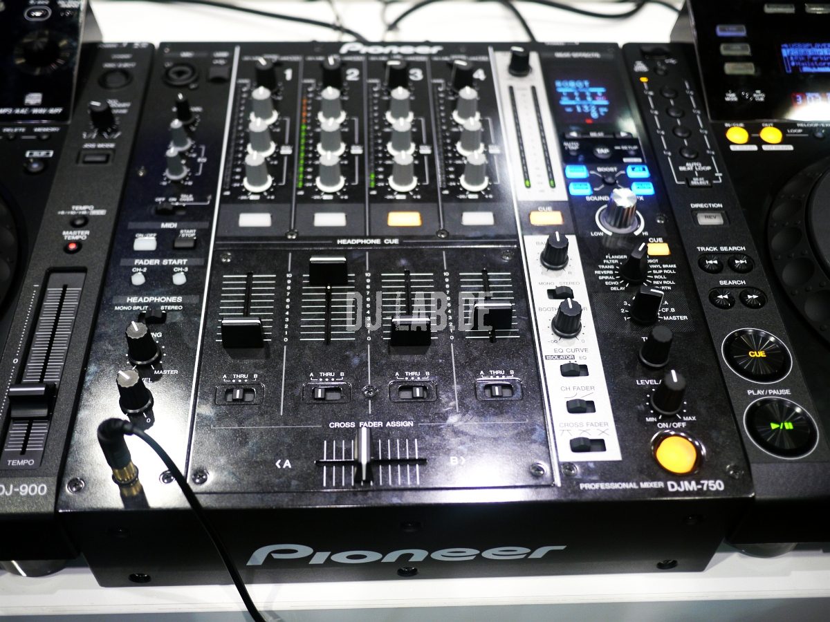 Pioneer DJM-750: 4-Kanal Mixer mit Audio-Interface, Musikmesse 2013Pioneer DJM-750: 4-channel mixer with audio-interface, Musikmesse 2013