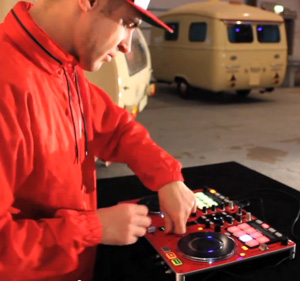 Video: DJ Rasp & DJ Top Bill Showcase mit dem Vestax VCI-380Video: DJ Rasp & DJ Top Bill routine with Vestax VCI-380