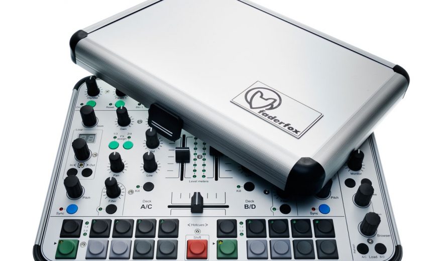 Faderfox DJ44 - Ein DJ-Controller samt CaseFaderfox DJ44 - DJ-Controller in a metal case
