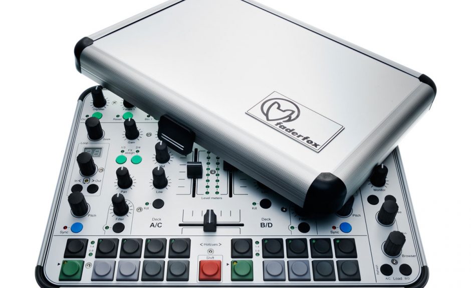 Faderfox DJ44 - Ein DJ-Controller samt CaseFaderfox DJ44 - DJ-Controller in a metal case