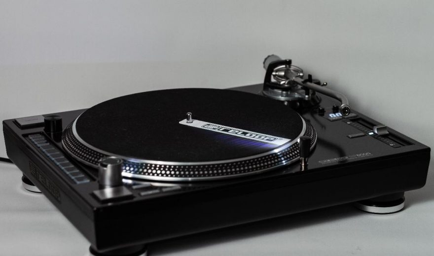 Test: Reloop RP-8000 - Plattenspieler mit integriertem MIDI-Controller