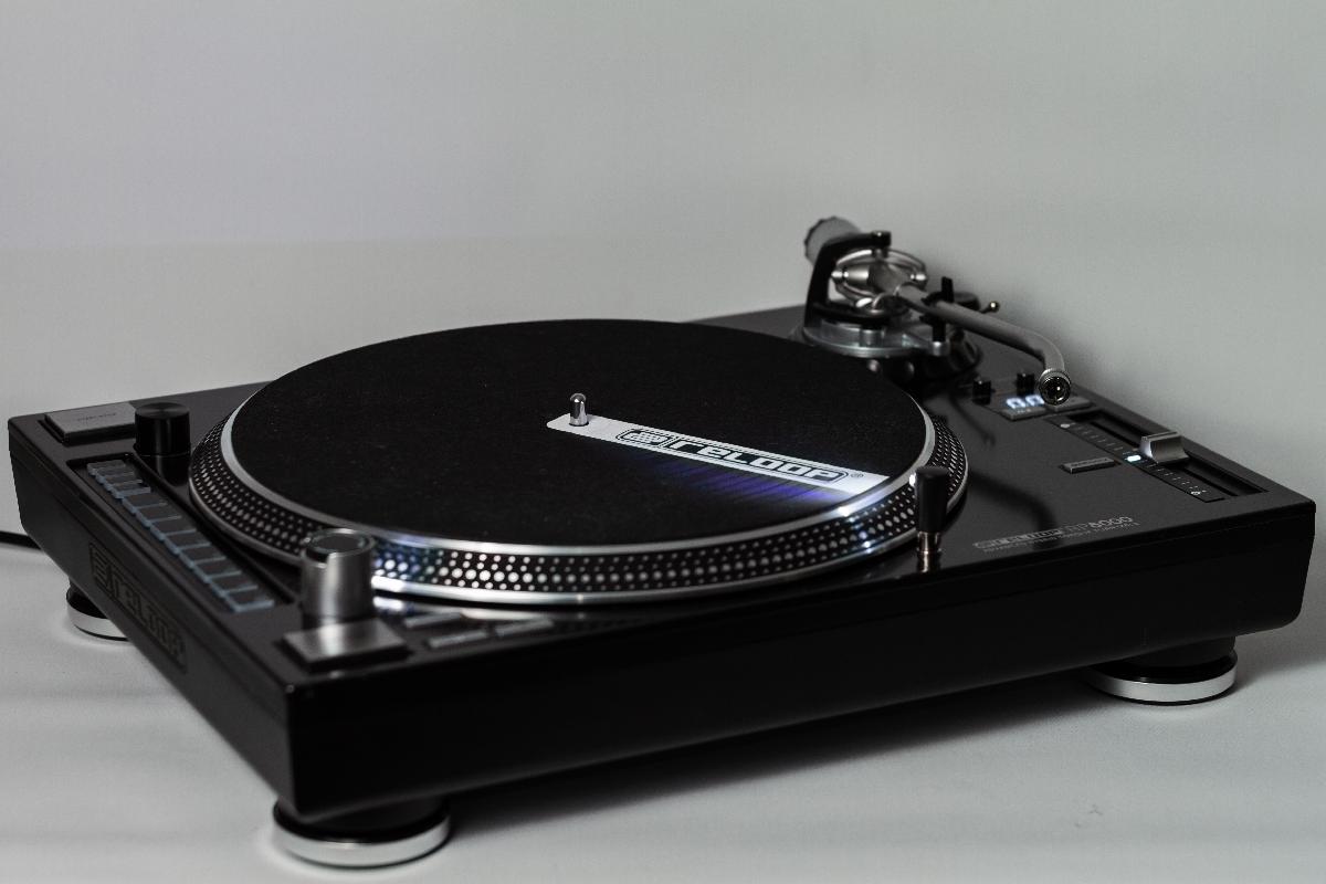Test: Reloop RP-8000 - Plattenspieler mit integriertem MIDI-Controller