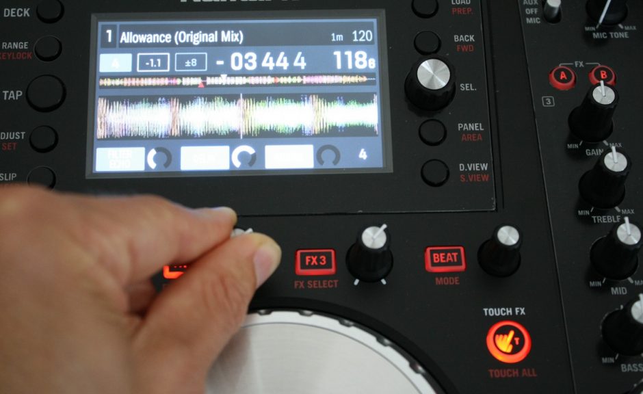 Test: Numark NV - 4-Deck Controller mit integrierten Displays