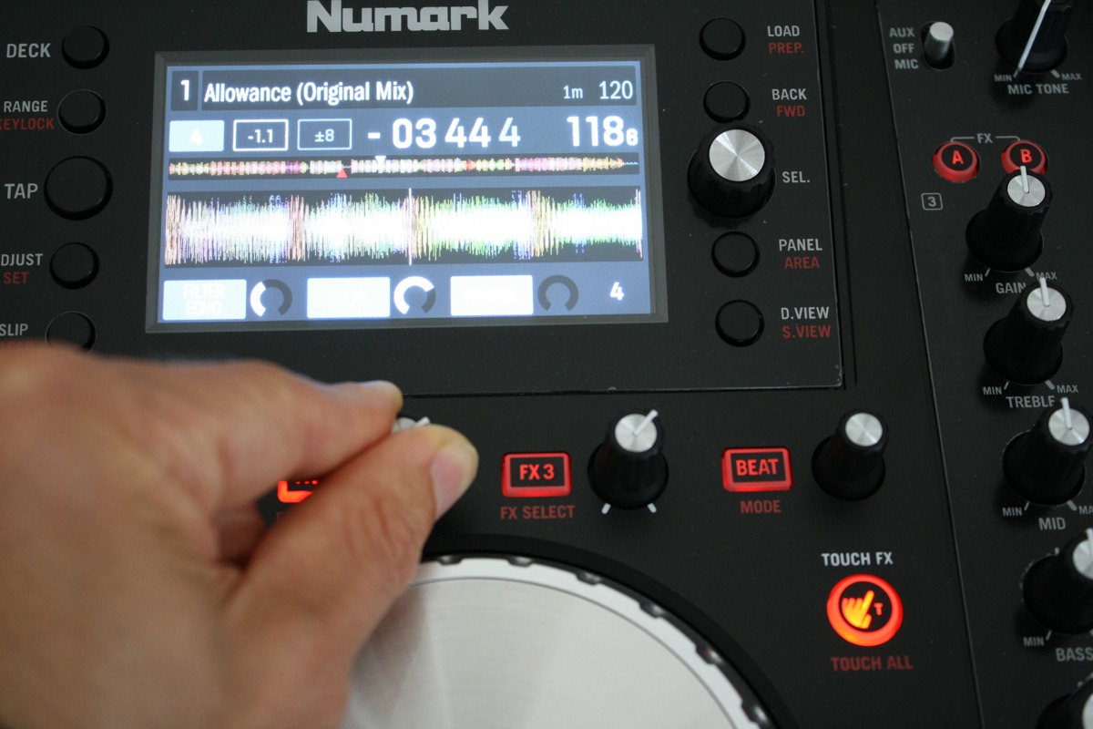 Test: Numark NV - 4-Deck Controller mit integrierten Displays
