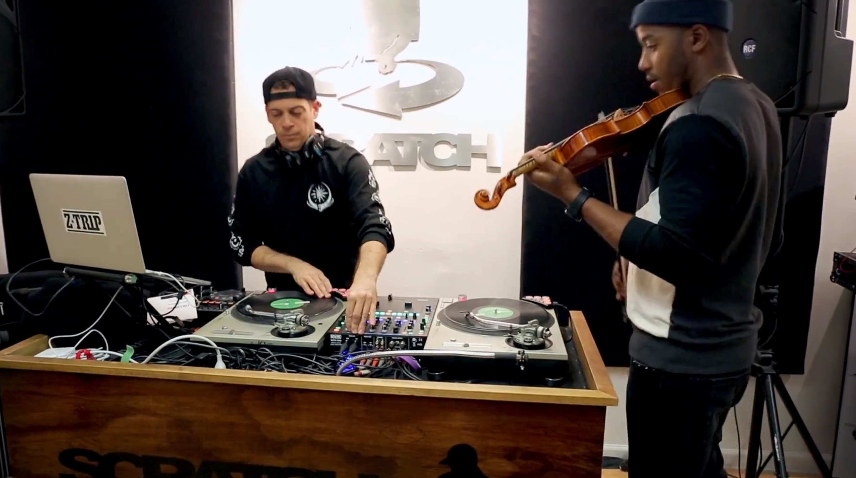 Video: Z-Trip & Damien Escobar - Scratching vs. Violine