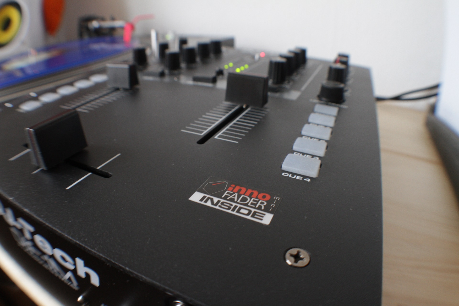 Test: DJ-Tech DIF-1M - DVS-Battlemixer mit MIDI-Tasten