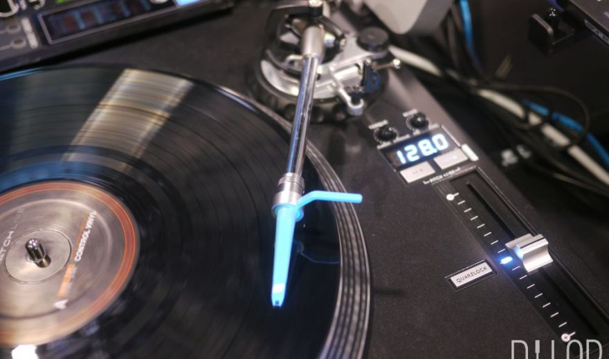 Neu: Reloop RP-8000 Straight - Jetzt mit geradem Tonarm, NAMM 2015