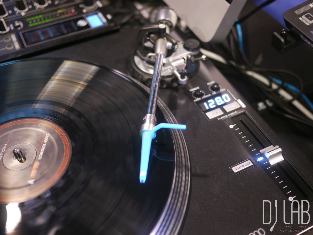 Neu: Reloop RP-8000 Straight - Jetzt mit geradem Tonarm, NAMM 2015