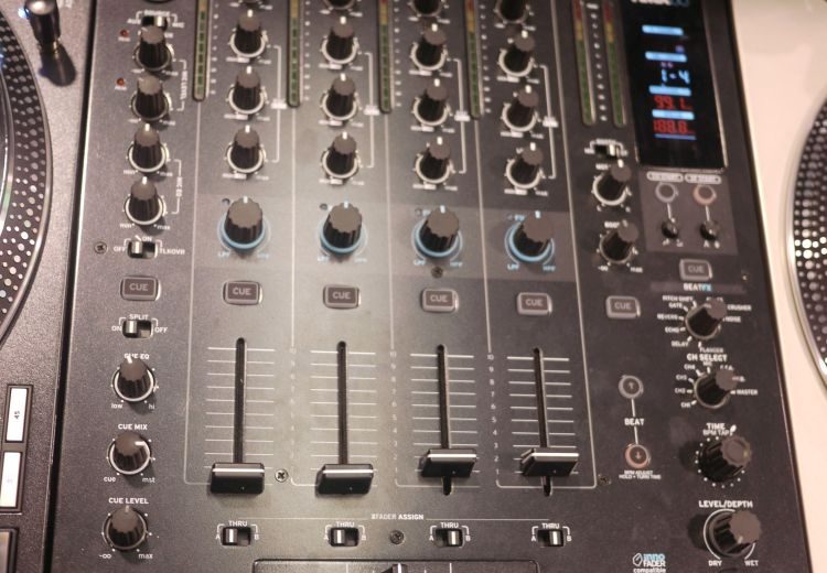 Neu: Reloop RMX-60 - digitaler 4 + 1 Clubmixer Digital, NAMM 2015