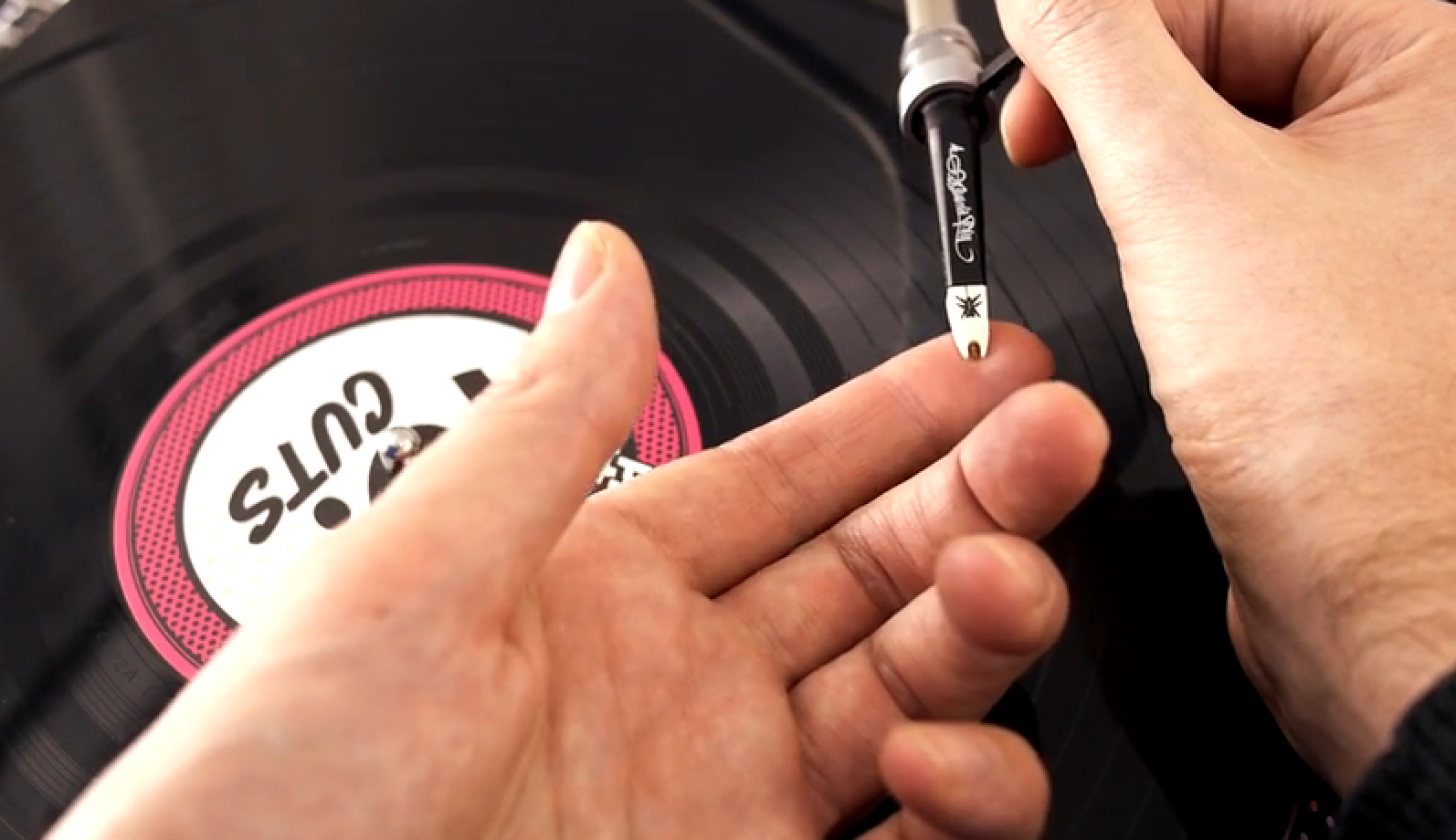 Video: DJ Fong Fong baut Beats mit Tonabnehmersounds