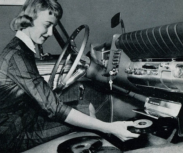 Vintage Turntable im Auto