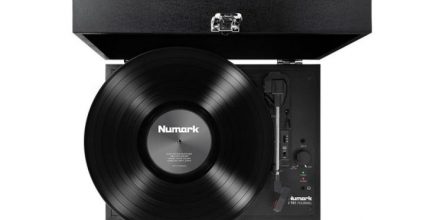 Tragbarer Plattenspieler von Numark