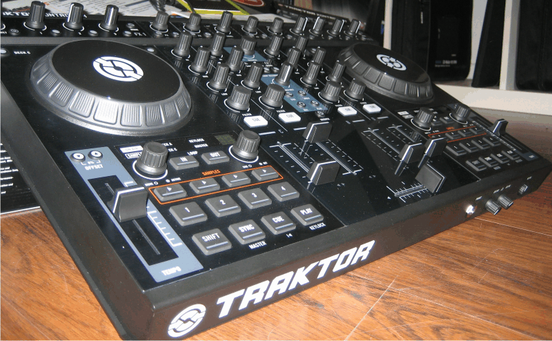 NI Traktor Kontrol S4 - Teil 1: Erstkontakt