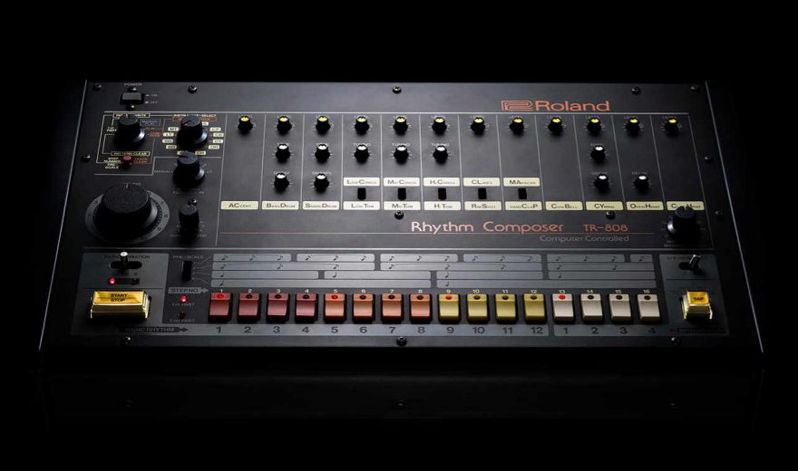 Roland feiert den 808-Day – Mit einem Bier, Sneaker und Gratis-Vinyl