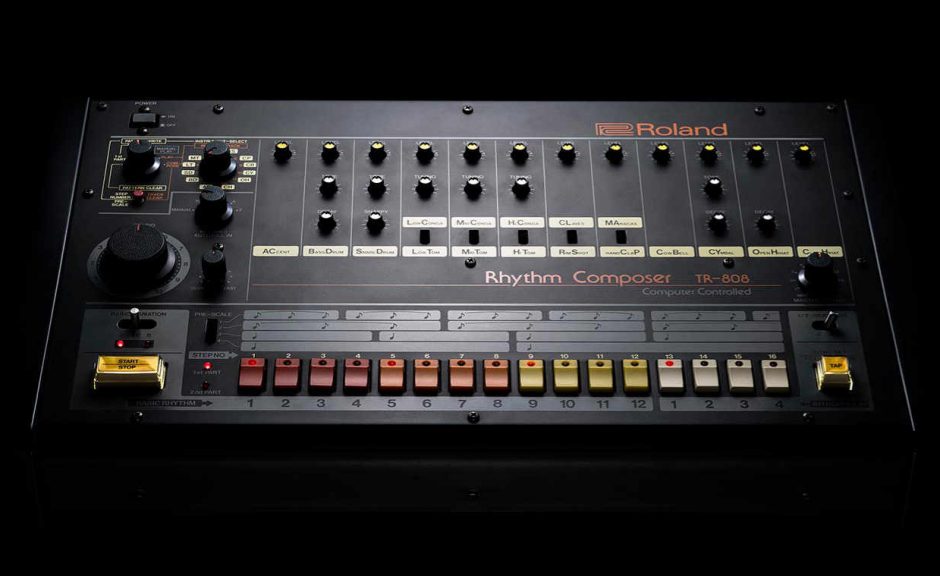 Roland feiert den 808-Day – Mit einem Bier, Sneaker und Gratis-Vinyl
