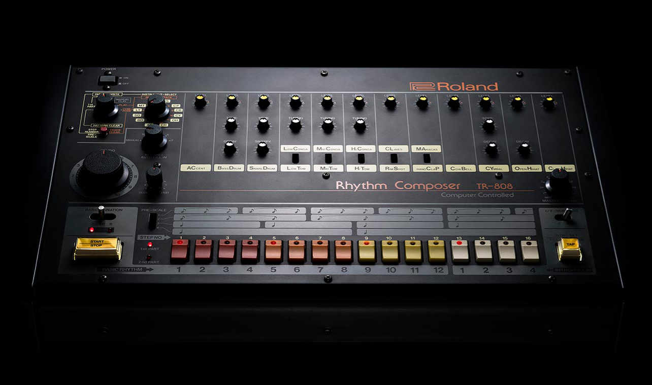 Roland feiert den 808-Day – Mit einem Bier, Sneaker und Gratis-Vinyl