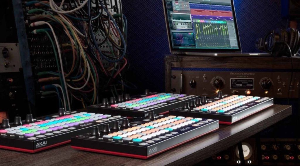 Vier Akai Fire FL Studio DAW Controller im Live-Einsatz.