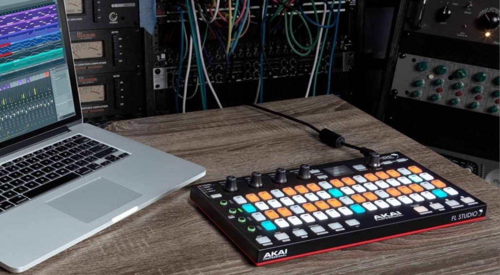 Akai Fire FL Studio DAW Controller im Einsatz mit einem MacBook.
