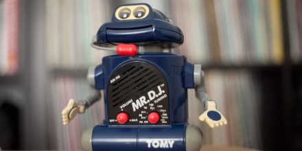 Die Webseite Rave DJ mixt Tracks mit künstlicher Intelligenz