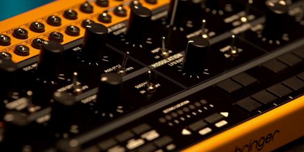 Behringer Crave: Kreuzung aus TB-303 und Moog Mother für 149 Euro