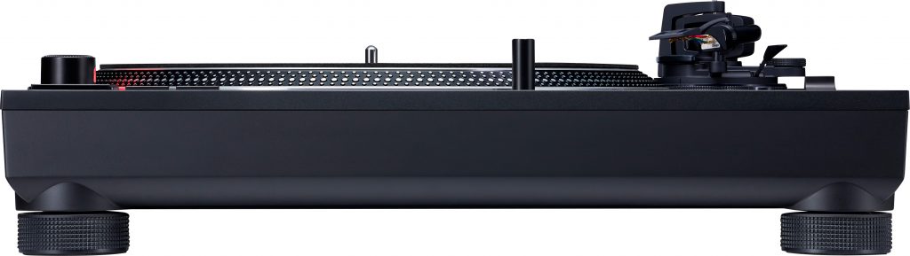 Der Technics SL-1210MK7 von der Seite.