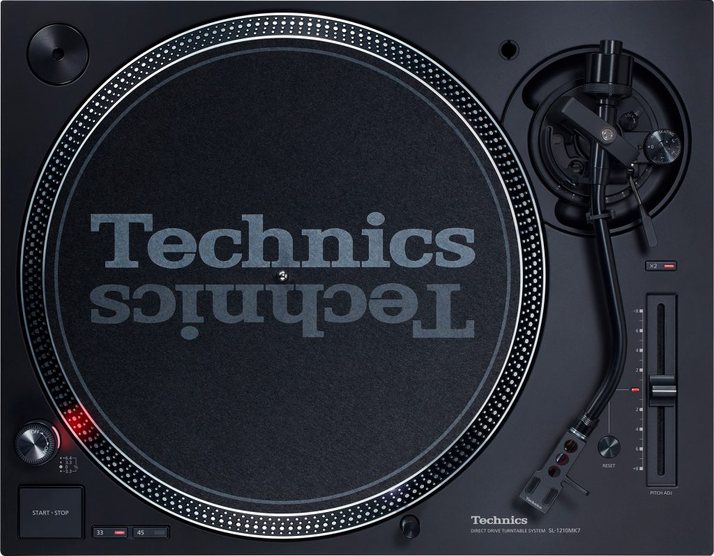 Der Technics SL-1210MK7 frontal.