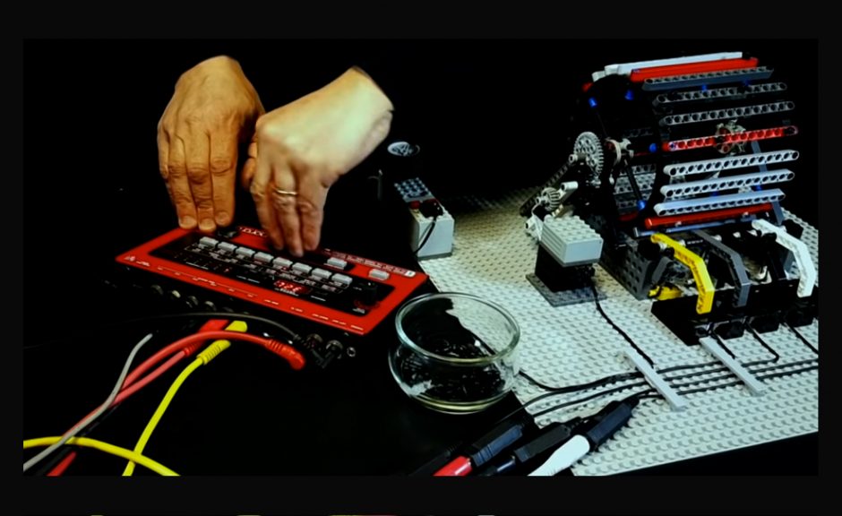 Inspiriert von Da Vinci: Tamburo Meccanico XXI ist ein Drum-Sequenzer aus LEGO