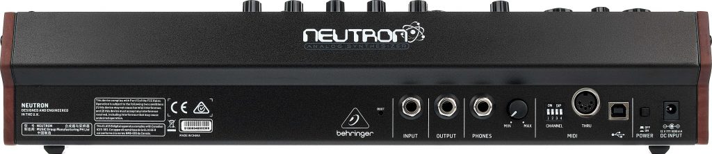 Der Neutron Synthesizer von Behringer von hinten.