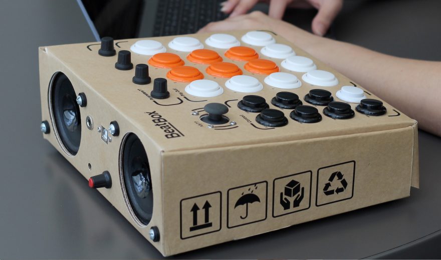 Rhythmo BeatBox ist eine Drummachine aus Pappe