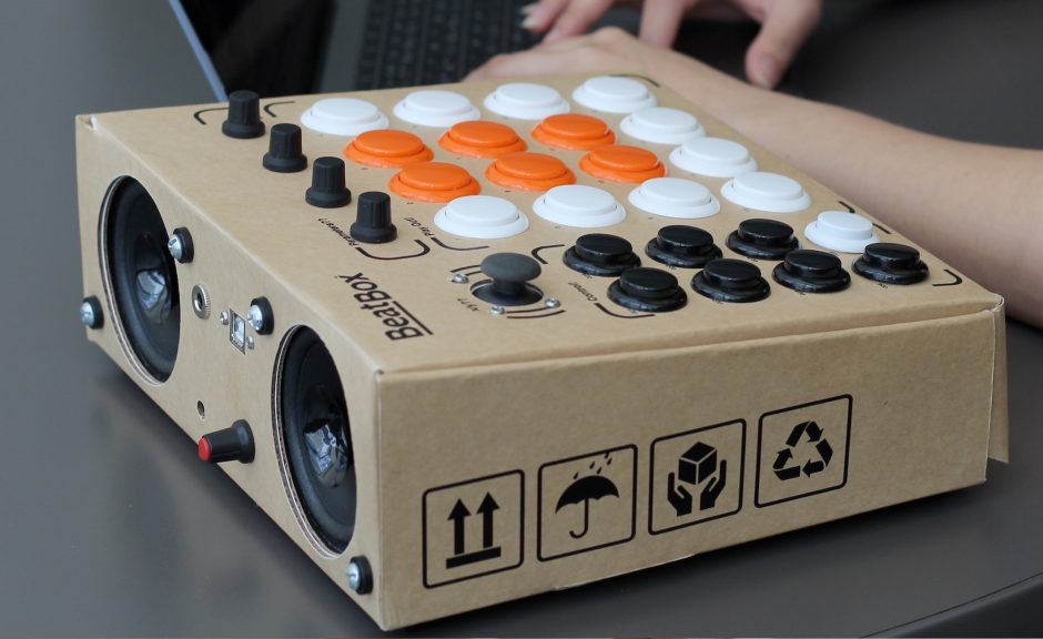 Rhythmo BeatBox ist eine Drummachine aus Pappe