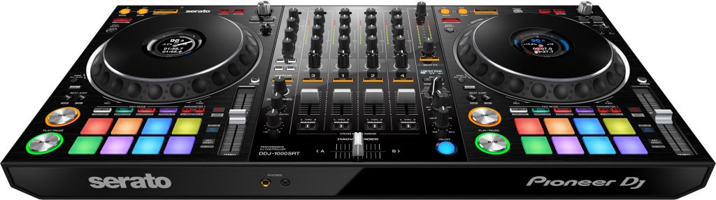 Der DDJ-1000SRT von Pioneer DJ in der Schr&auml;gsicht.