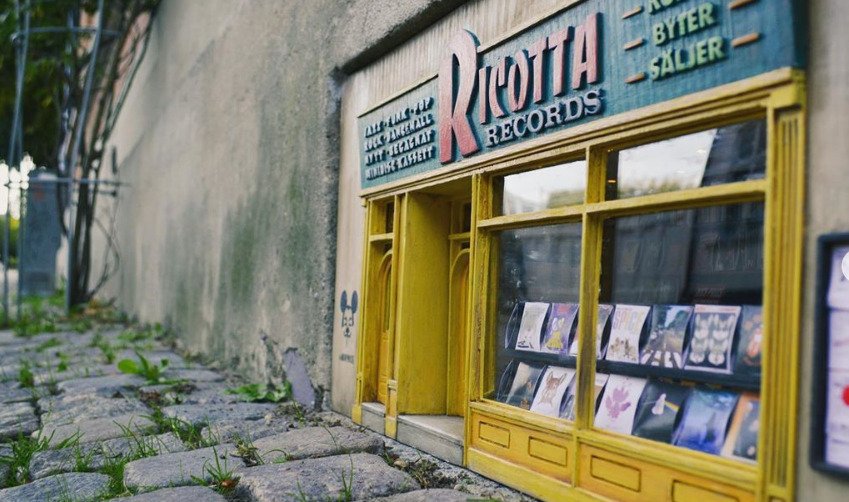 Künstlerkollektiv AnonyMouse gestaltet Plattenladen für Mäuse