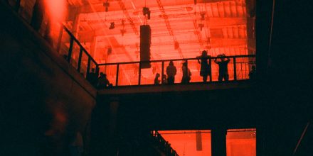 Tripbericht: Metabolic Rift im Kraftwerk Berlin – Menschen im Sound zwischen Stahlbeton