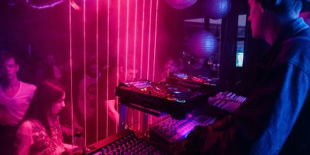 Coming To Berlin: Buch über Berliner Clubkultur möchte Klischee von "Techno-Stadt" hinterfragen